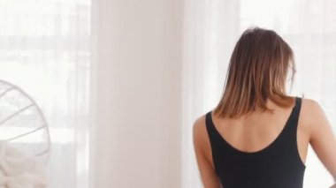 Genç güzel plastik kadın balerin stüdyoda dans eğitim gözlük