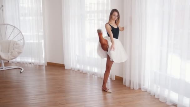 美丽的年轻女子芭蕾舞演员在演播室 — 图库视频影像