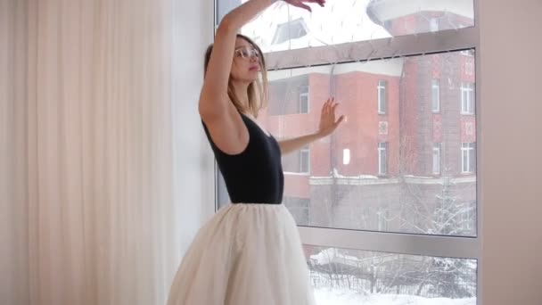 Νεαρή γυναίκα μπαλαρίνα κατάρτισης στο studio από το παράθυρο — Αρχείο Βίντεο
