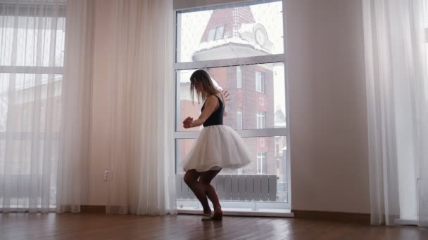 Mujer joven bailarina en el estudio de formación de la plie — Vídeo de stock