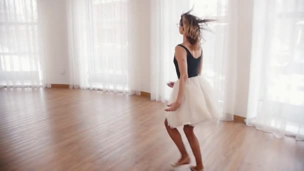 Jonge vrouw ballerina loopt omhoog en springt het uitvoeren van een splitsing in de lucht — Stockvideo