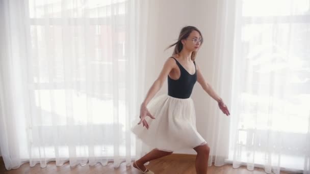 Jonge vrouw ballerina sprongen omhoog en uitvoeren van een splitsing in de lucht — Stockvideo