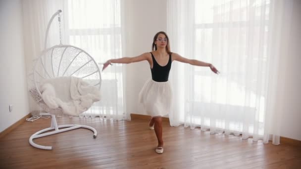 Joven hermosa bailarina en gafas corre hacia arriba y salta realizando una división en el aire — Vídeos de Stock