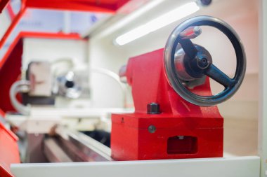 Torna. Ahşap, metal veya diğer malzeme şekillendirmeye yarayan makine.