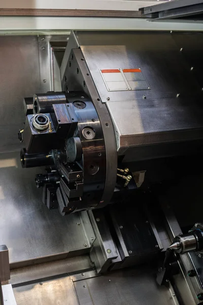 Maszyna przemysłowa o wiele og drobnych szczegółów w fabryce. — Zdjęcie stockowe