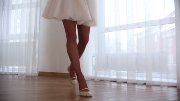 Ung kvinna ballerina snurrar runt på strumporna. Vackra ben i strumpbyxor — Stockvideo