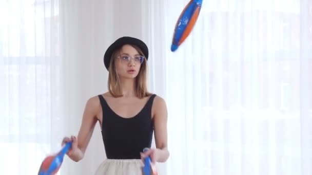 Young woman performs circus juggling — Stock Video