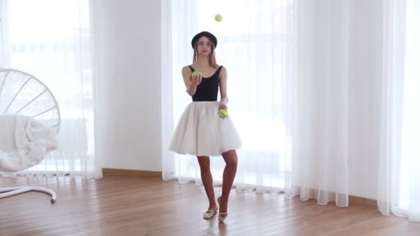 Ung kvinna ballerina jonglera med en tennisbollar går rakt — Stockvideo