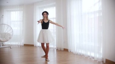 Parlak studio eğitim genç güzel kadın balerin. Tek ayak üzerinde dönüş yapmak