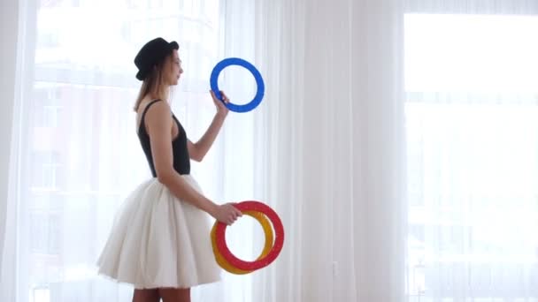 Jonge vrouw ballerina jongleren met een cirkel-objecten — Stockvideo