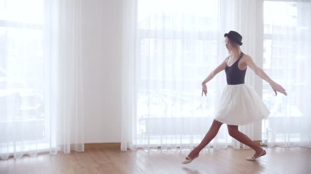 Joven hermosa mujer bailarina de formación en estudio brillante y realiza el movimiento — Vídeos de Stock