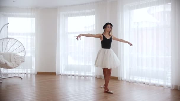 Bailarina joven entrenando en un estudio luminoso. Realización de la pirueta — Vídeos de Stock