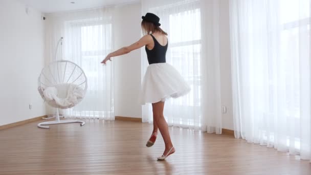 Parlak beyaz Studio'da eğitim genç kadın balerin. Tek ayak üzerinde dönüş yapmak — Stok video
