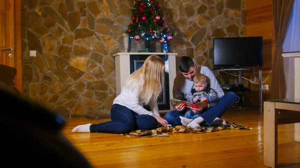 居心地の良い家に座っている若い幸せな家族 — ストック写真