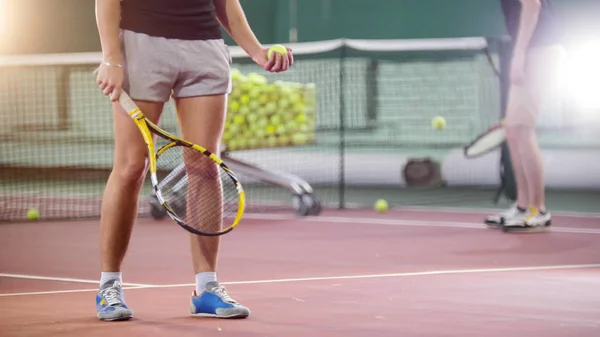 Tenis. Genç erkekler yerden topu isabet — Stok fotoğraf