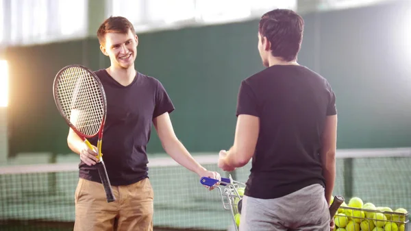 テニスコートでトレーニング。若い男性の話 — ストック写真