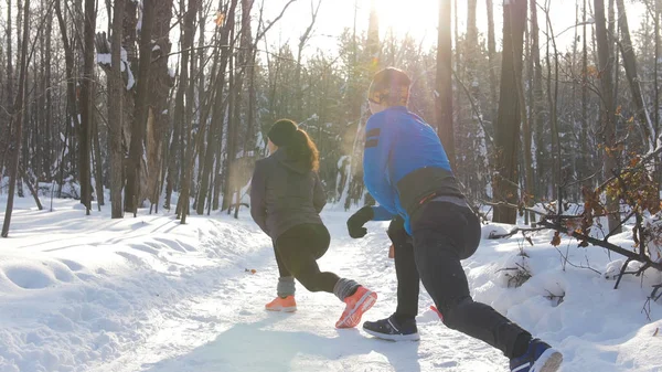 Genç erkek ve kadın kış ormanda Isınma