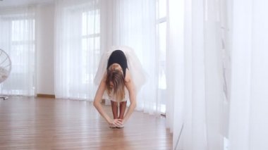 Parlak Studio eğitim önce ısınma genç kadın balerin