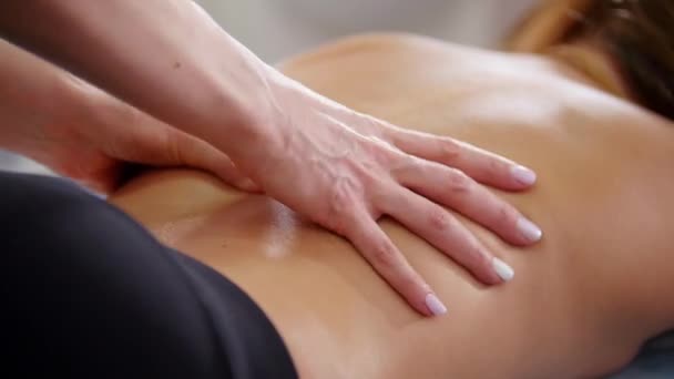 Schoonheid kliniek. Een jonge vrouw ontvangt een rugmassage — Stockvideo