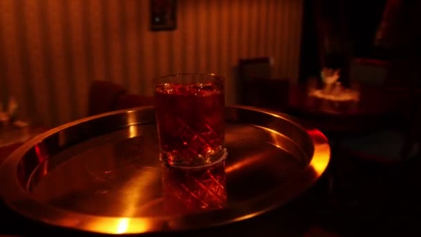Un cameriere maschio porta un cocktail alcolico — Video Stock