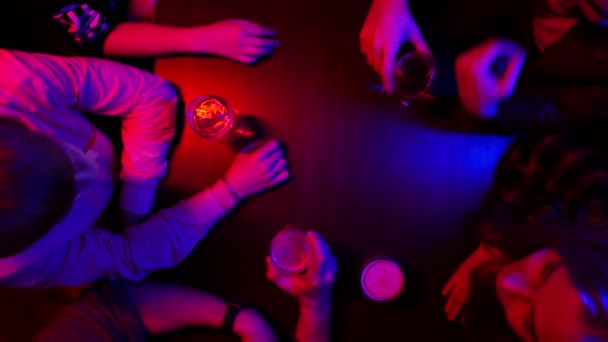 Bar met neon verlichting. Mensen die tijd doorbrengen. Geven een routebeschrijving tonen op tafel — Stockvideo