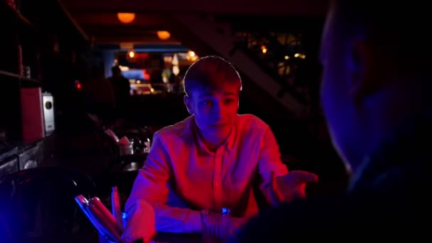 Bar met neon verlichting. Vrienden samen tijd doorbrengen — Stockvideo