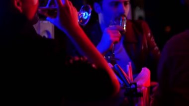 Neon aydınlatma çubuk. Bira içme arkadaş şirket