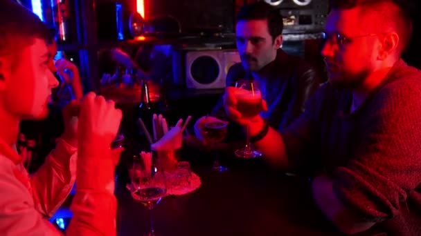 Bar s neonové osvětlení. Přátel, strávit čas spolu mluvit a pití piva — Stock video