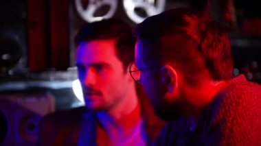 Neon aydınlatma çubuk. Bira içme arkadaş şirket