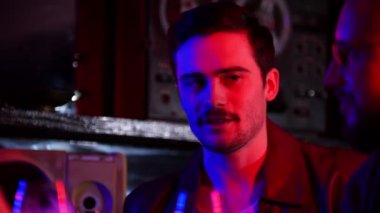 Neon aydınlatma çubuk. Bira içme arkadaş şirket. Bir adam bir hikaye anlatmaya bıyıklı