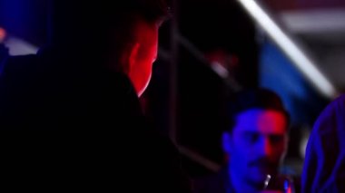 Neon aydınlatma ile modern bar. Bira içme arkadaş şirket