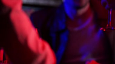 Neon aydınlatma çubuk. Bira içme arkadaş şirket. Bıyıklı şaşkın bir adam