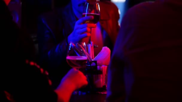 Компания друзей, сидящих в баре и пьющих пиво — стоковое видео