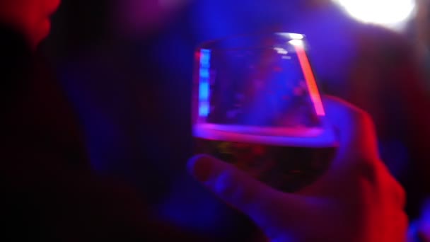 Gezelschap van vrienden zitten in moderne barwith neon verlichting, bier drinken — Stockvideo