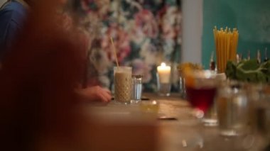 Yumuşak iç aydınlatma ile bir barda oturan bir saman ile krema likör adam engeller,