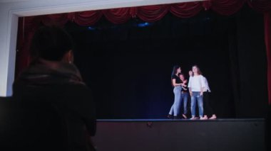 Bir tiyatro sahne. Sahne Müdürü başkanlığında eğitim