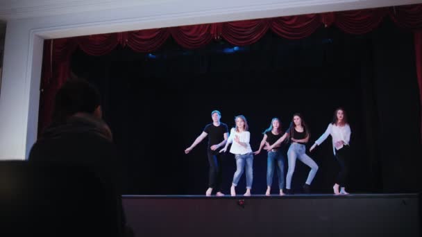 Un palco teatrale. Persone che addestrano la danza sul palco — Video Stock