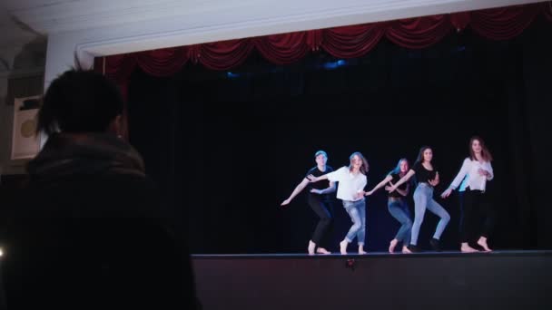 Um palco de teatro. Pessoas treinando a dança coletiva no palco — Vídeo de Stock