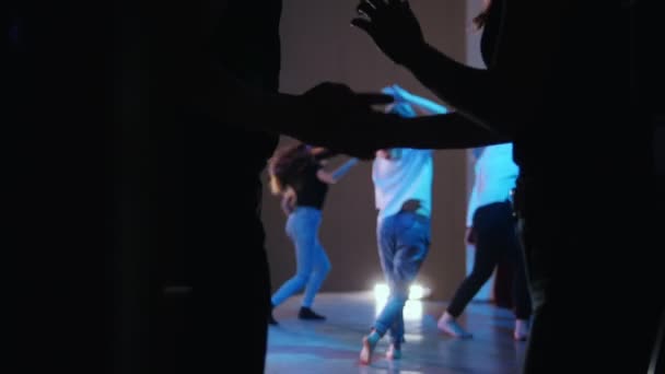 Scéně divadla. Výkon. Lidé tančí na jevišti — Stock video