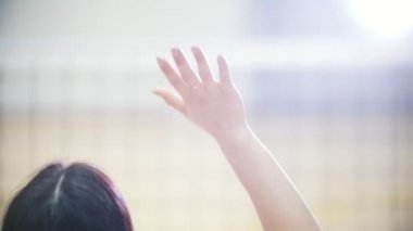 Voleybol oynayan genç bir kadın