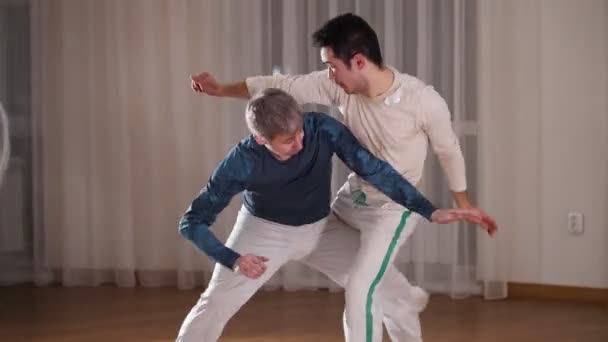 Capoeira. Dois homens profissionais treinando suas habilidades — Vídeo de Stock