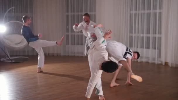 Capoeira. Skupina smortsman školení své dovednosti ve studiu — Stock video