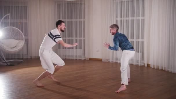 Capoeira. Två unga män rullande och börja träna — Stockvideo