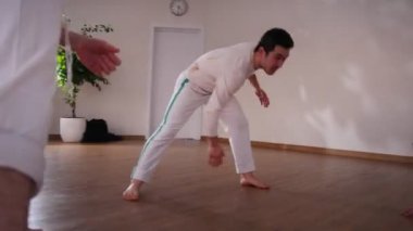 Capoeira. Vücutlarını daha önce eğitim kadar ısınma smortsman bir grup