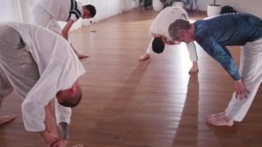 Capoeira. Önce eğitim ısınma smortsman grubu. Aşağı bükme