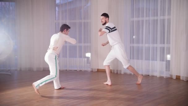 Capoeira. Dos hombres entrenando sus habilidades. Patear y defender — Vídeos de Stock