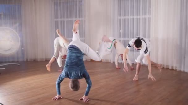 Martial arts. Four acrobatic man doing a turnover in a circle — Stock Video