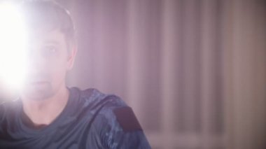 Dövüş sanatları. Kadar dinlenme ve fikir tartışması için hazırlanıyor mavi giysili bir adam