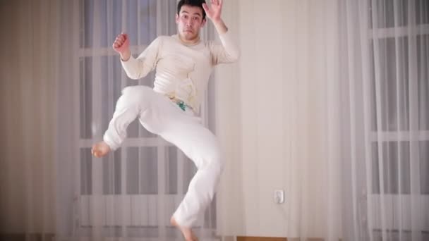 Martial arts. Capoeira. Een professionele acrobatische man voert een capoeira bewegingen. Turn-overs in de lucht — Stockvideo