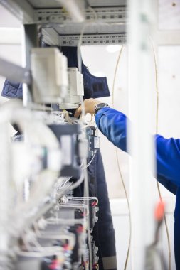 Endüstriyel kavramı. Bir adam tarafından kontrol panelleri ayakta